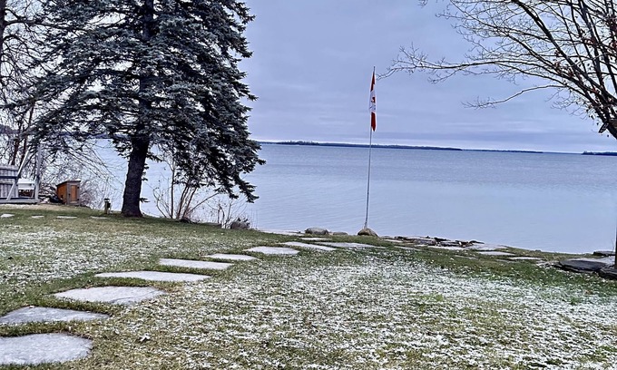 Orillia Cottage | Relaxing Retreat at Moon Point Simcoe Lakefront Cottage