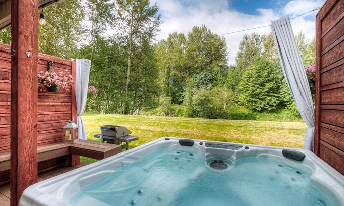 North Bend House | Experience Moon River Suites: 4-Star Comfort & Hot Tub Access