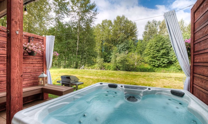North Bend House | Riverfront Moon River Suites: Private Hot Tub & Perfect Score