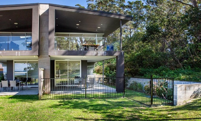 Huskisson House | Pet-Friendly Escape at Moona Sands with 10/10 Guest Rating