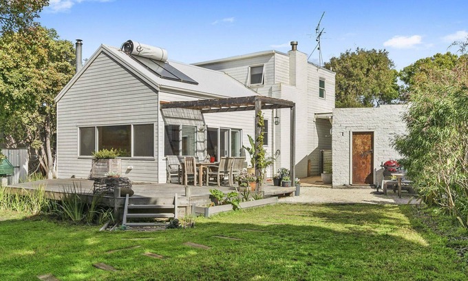 Surf Coast House | Moonah Hotel: Free Wifi, Pet-Friendly with Ocean Views