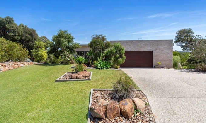 Fingal Apartment | Premier Moonah Views Getaway - Family-Friendly Amenities