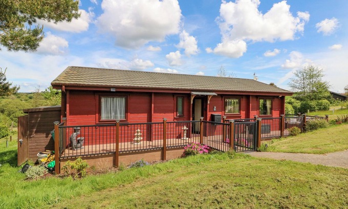 Hartland Cottage | Pet-Friendly Moonlake Lodge with Garden in Woolfardisworthy
