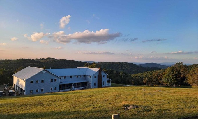 Burks Fork Bed & Breakfast | Enchanting Moonlight Manor Bed & Breakfast: Family-Friendly Stay