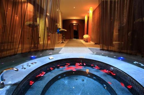 Xitun District Hotel | Moonlight Motel: Pet-Friendly Stay with Breakfast & Hot Tub