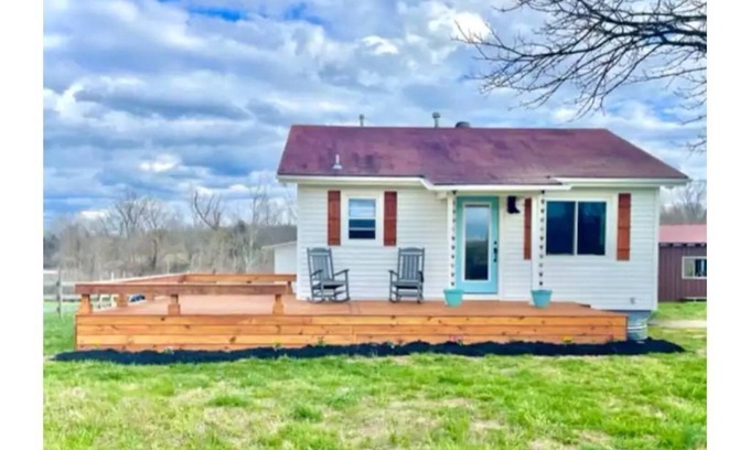 Springdale House | Relaxing Getaway at Moonlight on the White Cabin Fayetteville
