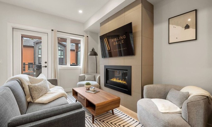 East Kootenay House | Cozy Moonlight Summit with Private Hot Tub by the Slopes