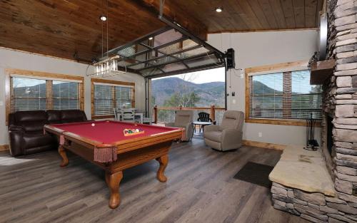Gatlinburg - Pigeon Forge Villa | Experience Moonlit Lodge: Pet-Friendly Retreat with Pool