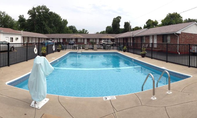 Niagara Falls Hotel | Ideal Moonlite Motel: Poolside Retreat for Families