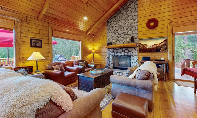 Upper Moonridge Cabin | Moonridge Branchwater Lodge with Hot Tub & Game Loft | Near Bear Mountain