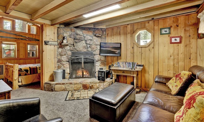 Summit Estates Cabin | Delightful Moonridge R n R - Cozy Central Chalet Retreat
