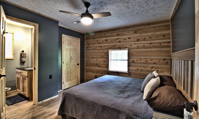 Newport Cabin | Serene Moonshine Cabin by the Creek - Guest Rated 9.8