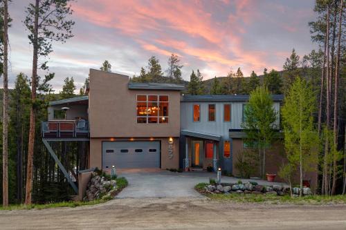 Breckenridge Heights House | Modern Comfort at Moonstone: Family-Friendly & Hot Tub Access