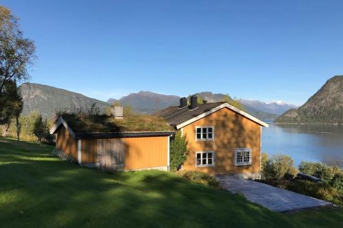 Voll House | Cozy Moonvalley Lodge with Hot Tub - Måndalen