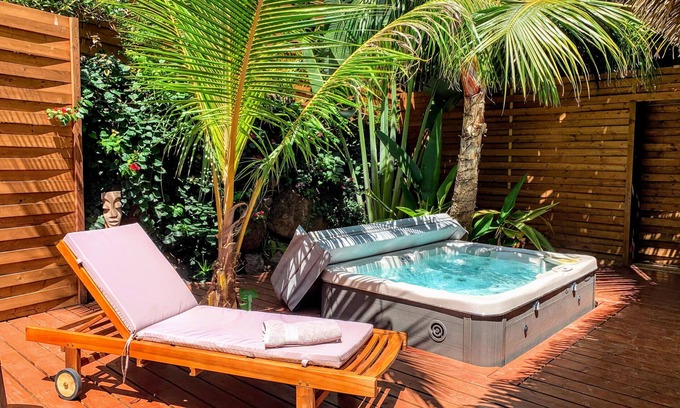 Pihaena Ski Chalet | Relax at Moorea's Oceanfront Inn with Spa and Hot Tub