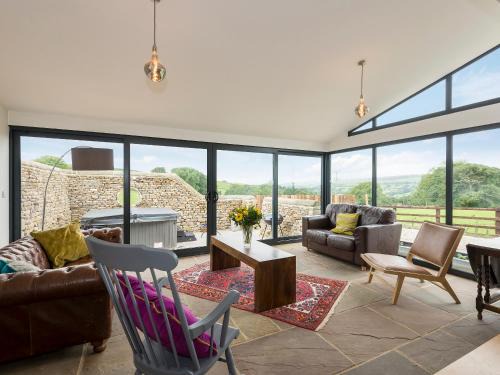 Kelbrook House | Moorgate Cottage: 5-Star Retreat with Hot Tub & Pet-Friendly