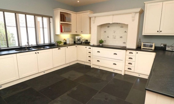 Ilfracombe House | Idyllic Moorlands to Sea: Dog-Friendly Retreat with Ocean Views