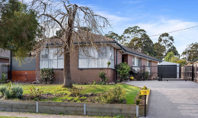Kilsyth House | Cozy Mooroolbark 4 Bedroom House with Garden & Free Parking