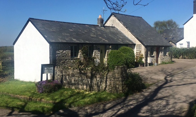 Cowbridge Cottage | Pet-Friendly Getaway at Moorshead Farm: Rated 9.8/10