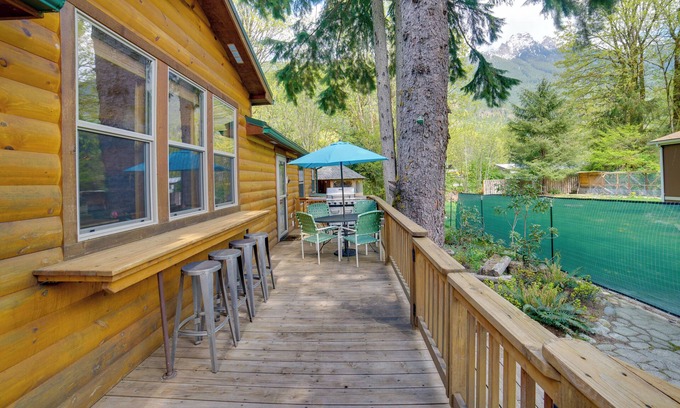 Baring Cottage | Moose Lodge Cabin with Family-Friendly Kitchen & Gazebo