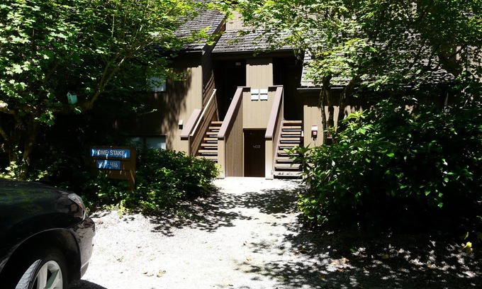 Glacier Condo | Moose Lodge Condo: Pet-Friendly Escape with Spa & Pool