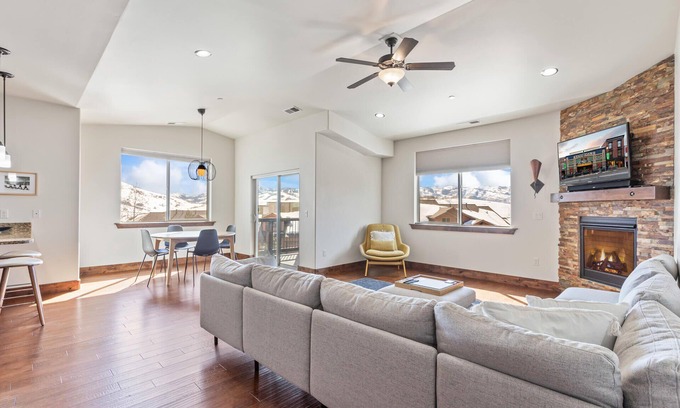 Park City Condo | Relaxing Black Rock Retreat with Balcony, Grill & Fast WiFi