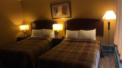 Smooth Rock Falls Hotel | Cozy Moose Motel: Pet-Friendly Stay with Complimentary Breakfast