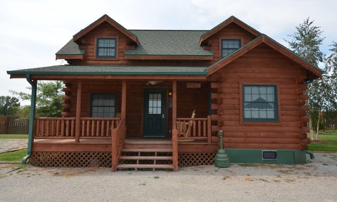 Moravia Cabin | Moose Hotel: Family-Friendly Retreat for Up to 6 Guests