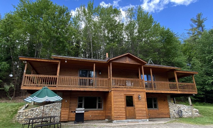 East Burke Cabin | Moose Tracks Cabin: 10/10 Rated with Breakfast & Kitchen