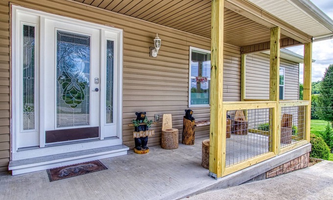 Sevierville House | Cozy Moose Tracks Retreat with Kitchen & Family Amenities