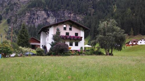 Vergoetschen Apartment | Unforgettable Stays at Mooshof: Family-Friendly Retreat