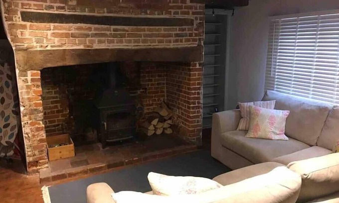 Downton Cottage | Mo River Haven: Guest Rated 9.6 with Pet-Friendly Amenities