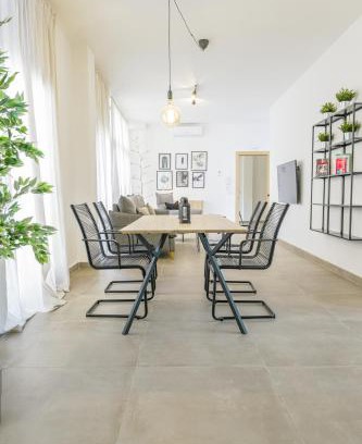 Almeria Centro Apartment | Family-Friendly Moott Homes Suites Casa de los Leones