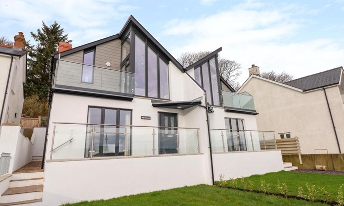 Goodwick House | Family-Friendly Mor Awelon: Guest Rated 9.8/10 Stay