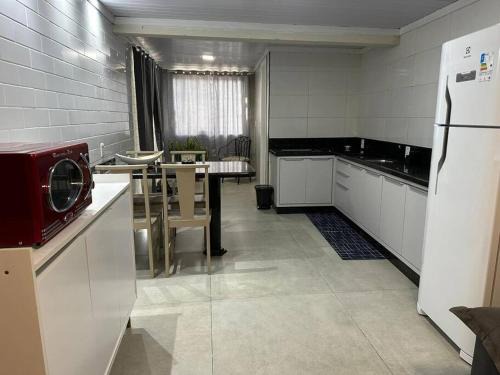 Carianos Apartment | Convenient Moradas Desterro Near Airport, Pet & Child Friendly