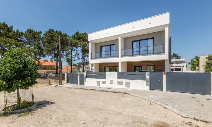 Seixal Apartment | Family-Friendly 4-Bedroom Villa with Pool for Memorable Stays