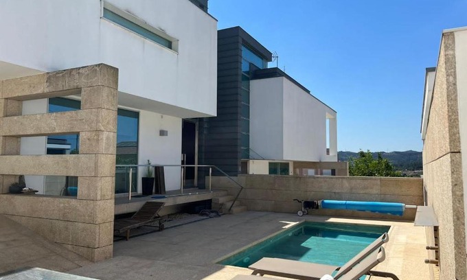 Paco de Sousa House | Beautiful Oceanfront Moradia RR with Pool & Pet Friendly