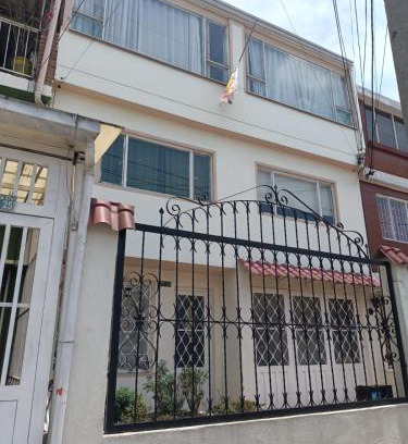 Fontibon House | Family-Friendly Moraldur: Breakfast & Kitchen Amenities
