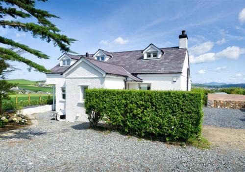 Bwlchtocyn Apartment | Family-Friendly Stay at Morannedd with Pet Welcome