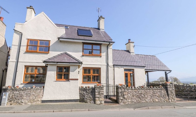 Newborough House | Morannedd: Pet-Friendly Retreat with Cozy Open Fire