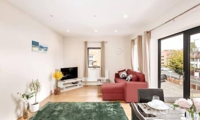 Merton Apartment | Morden - Entire 1BR Flat with Balcony - Walk to Station