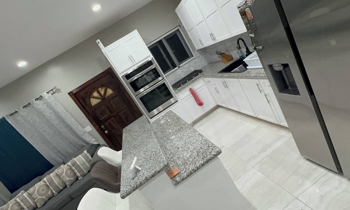 Nassau Apartment | Modern Townhouse with Jacuzzi, Free Parking & Pet Friendly