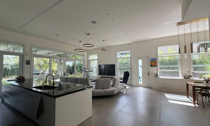 Bnei Dror House | Modern Villa Oasis in North Tel Aviv for Families
