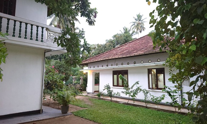 Unawatuna Villa | Charming 1950 Mid-Century Home with Pet-Friendly Amenities