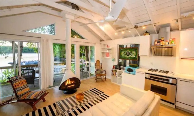 Frontenac Cottage | Pet-Friendly Lakefront Retreat with Hot Tub and Kayaks