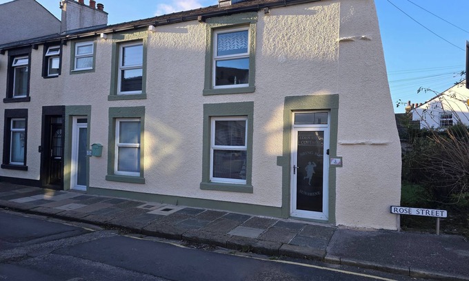 Slyne Cottage | Inviting 2-Bed Cottage with Hot Tub by Morecambe Bay
