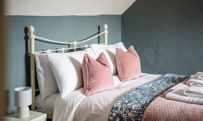 Moreton-in-Marsh Apartment | Relaxing Retreat on Moreton High Street with Private Garden