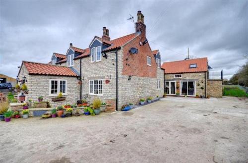 Pickering House | Discover Morgan's Rest: 4-Star Stay with Kitchen Access