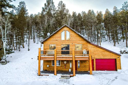 Ponderosa Pines House | Family-Friendly Morgan with Hot Tub & Pet Amenities
