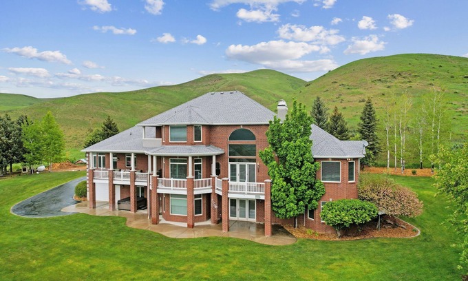 Morgan County House | Elegant Morgan View Manor with Pool and Spa Amenities